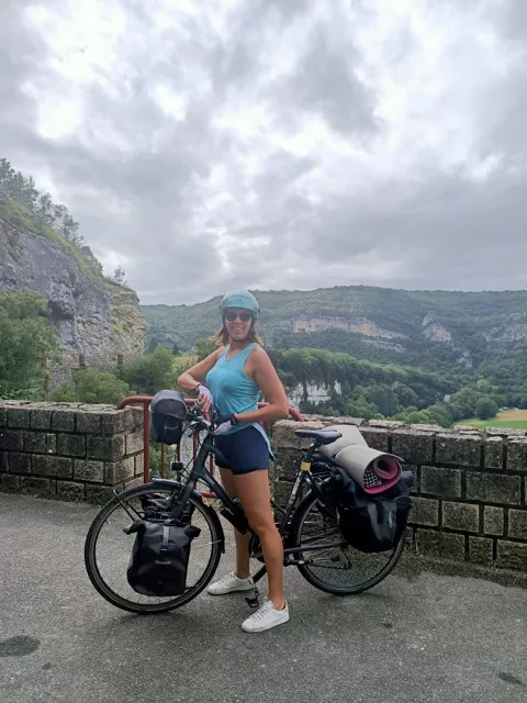 Aline Claret en pleine ascension à vélo en montagne, effort et connexion à la nature.