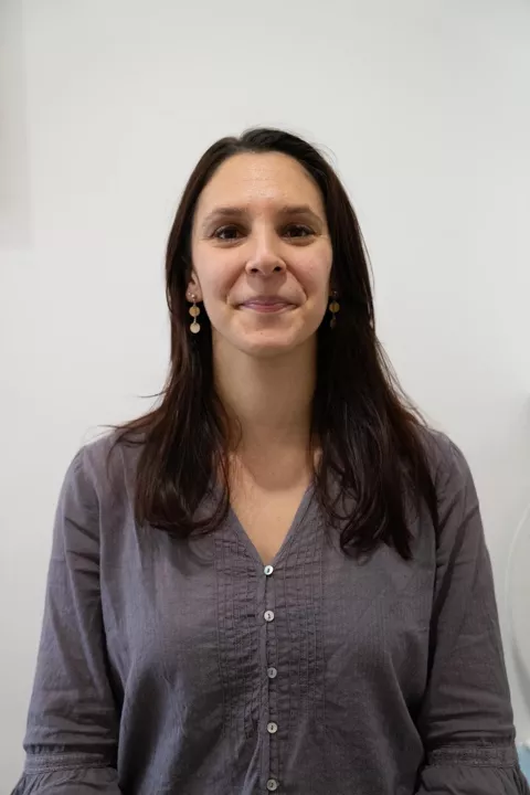 Portrait de Chloé Landat, praticienne du centre naturo bien-être.