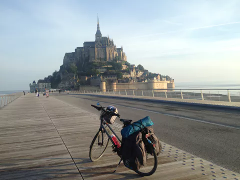 Vélo posé face au Mont Saint-Michel, paysage emblématique et inspirant.