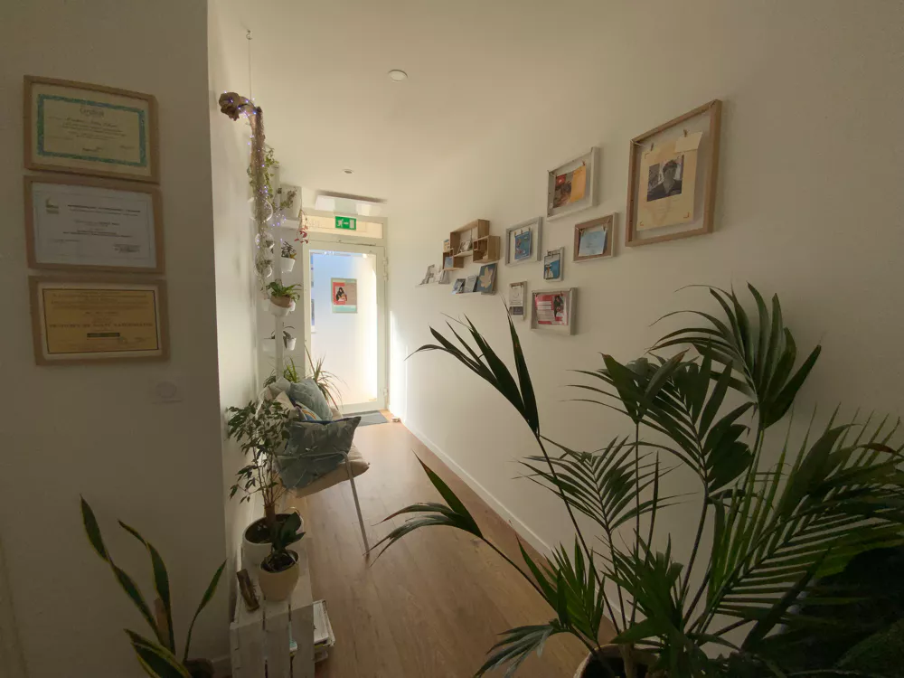 Salle lumineuse du centre naturo bien-être, espace accueillant dédié aux consultations ou ateliers.