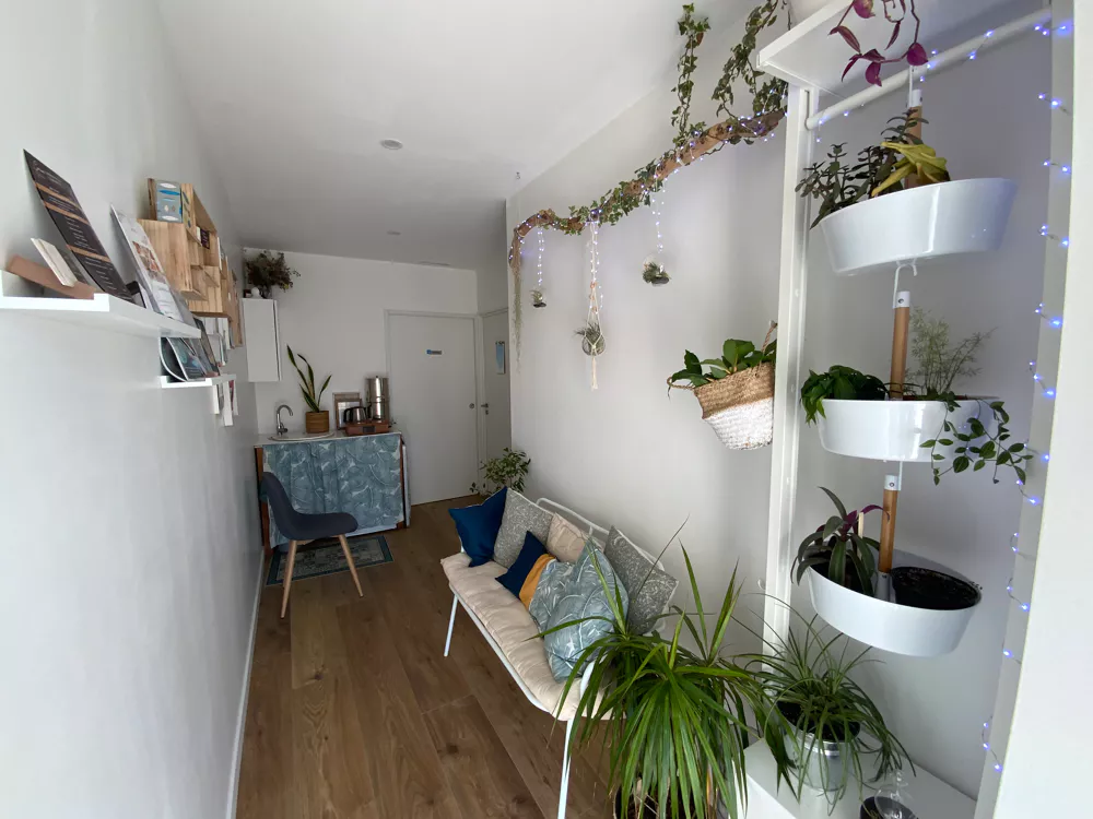 Salle de soins du centre naturo bien-être, table de massage et décoration naturelle