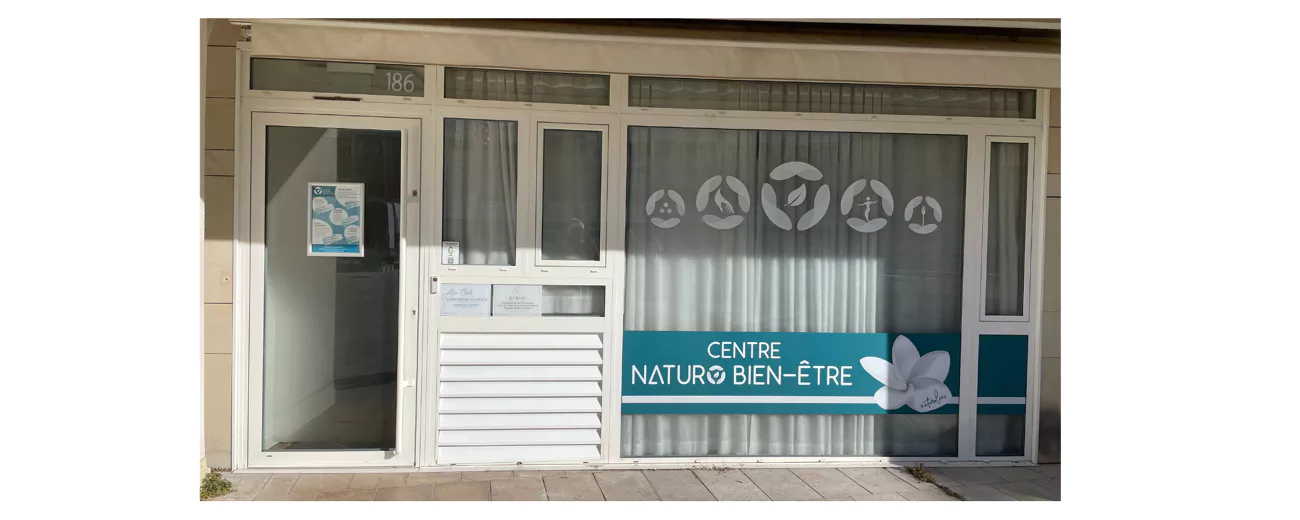 Façade du centre naturo bien-être, entrée accueillante avec enseigne visible.