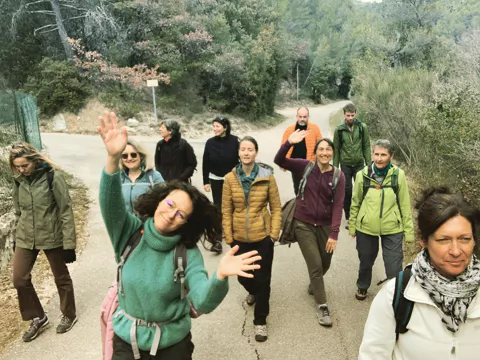 Groupe de personnes réunies lors d’un événement bien-être, partageant un moment convivial et inspirant.