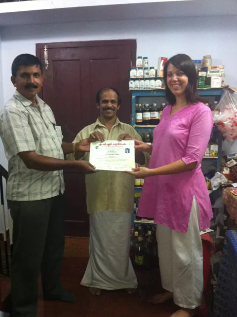 Remise de diplôme – Un jalon dans le parcours d’Aline Aline Claret recevant son diplôme, moment de fierté et d’accomplissement dans son parcours de naturopathe.