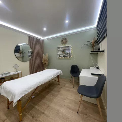 Coin détente avec fauteuils confortables dans le centre naturo bien-être, ambiance cosy et reposante.