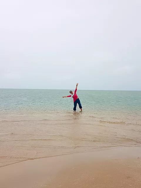 Aline Claret – Un chemin guidé par la nature et le cœur Aline Claret souriante en pleine nature, incarnant la joie de vivre et la passion pour le bien-être naturel.